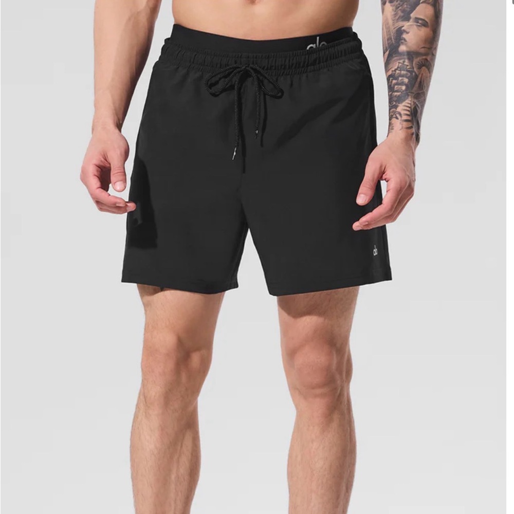 ALO 7” Circuit Black Shorts